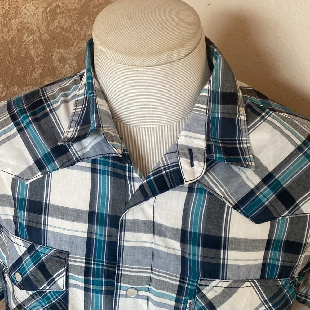 Levi’s plaid western style shirt. Large. Great condition.